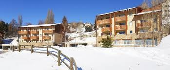 Pas de bol, les intempéries viennent de poser 10 à 15cm de neige fraiche au dessus de 1900m ! Location Residence A Font Romeu En Hiver Les Chalets Du Belvedere Nemea