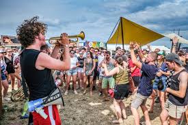 Het wordt een zomer zonder festival dranouter. Festival Dranouter Zal Dit Jaar Wel Plaatsvinden 2 500 Toeschouwers Per Dag In Bubbels Van 4 Personen Heuvelland Hln Be