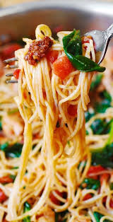 Tomato Spinach Chicken Pasta This Recipe Features Pasta Fresh Tomatoes Sun Dried Tomatoes Fresh Basil In 2020 Summer Pasta Recipes Spinach Stuffed Chicken Recipes