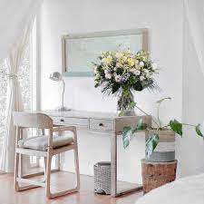 Ahora bien, si tu hijo se decanta por un papel pintado muy llamativo, deberías plantearte colocarlo en una sola pared. Ideas Para Decorar Tu Casa Con Flores Foto 1