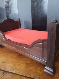 Doppelbetten aus metall haben einen unverwüstlichen bettrahmen der für lattenroste oder boxsprings geeignet ist. Original Antikes Bett Kleiner Sitz Fur Puppen 1 Holz Catawiki