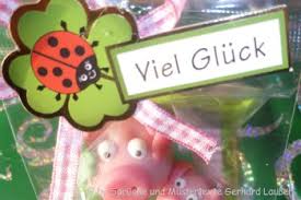 Wenn ihr silvester zu hause feiert, dann muss es nicht immer wie an einem normalen abend mit freunden einhergehen, lasst euch doch mal was besonderes einfallen. Silvester Ideen Fur Zuhause Feiern Tipps Fur Party Spiele Deko Und Rezepte