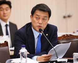 Feb 11, 2021 · 3번의 낙선으로 얼굴을 널리 알린 윤준호 예비후보는 '나라를 나라답게, 윤준호가 맨 앞에!' 라는 구호를 앞세워 세몰이 중이다. ìœ¤ì¤€í˜¸ ì „ ì˜ì› ê±´ì„¤ì‚¬ ëŒ€í'œì—ê²Œ 3000ë§Œì› ë°›ì€ í˜ì˜ë¡œ ê¸°ì†Œ ì¤'ì•™ì¼ë³´