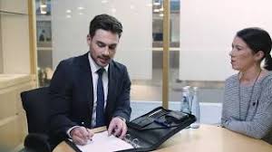 Deshalb solltest du hier eine sehr überlegte entscheidung treffen, bevor du dich in ein abenteuer bei der bahn stürzt. Berufsausbildung Bankkaufleute Bei Der Deutschen Bank Youtube