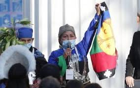 Elisa loncón antileo is a mapuche linguist and indigenous rights activist in chile. Quien Es Elisa Loncon La Profesora Mapuche Elegida Presidenta De La Convencion Constituyente De Chile