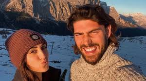I due infatti hanno portato il nipote santiago cecilia e ignazio si sono conosciuti all'interno della casa del grande fratello vip, dove lei ha lasciato in diretta nazionale l'allora fidanzato francesco monte. Cecilia Rodriguez E Ignazio Sul Balcone Il Bacio E Tenero Ma Bollente