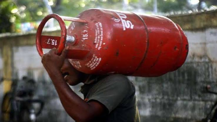 LPG gas 19 KG cylinder price cut upto rupees 91 check new rate list बजट से पहले मिली बड़ी खुशखबरी, LPG की कीमतों में भारी कटौती - India TV Hindi