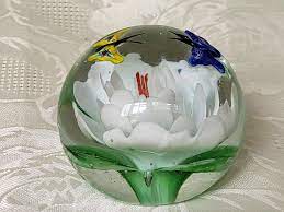 Or, go for a stylish turtle design with a geometric pattern encased on the inside. Kaiser Glass White Flower Paperweight Aunt Gladys Attic