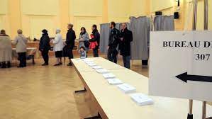 Un bureau de vote est installé dans cette école. Presidentielle La Securite Renforcee Autour Des Bureaux De Vote