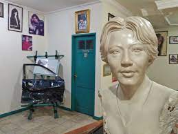 Malam sebelum kecelakaan itu nike ardilla bersama sahabatnya yang sekaligus menjadi manegernya sofiatun wahyuni atau yang biasa dipanggil atun baru saja menghadiri acara pemilihan model. Bandung Museum Nike Ardilla Setelah 23 Tahun Kepergian Sang Diva