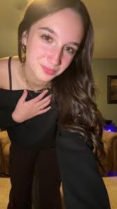 Alexia Holmes's Instagram, Twitter & Facebook