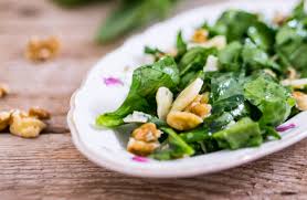 Ho lavato la mela, ho eliminato il torsolo. Insalata Di Spinaci Crudi Con Noci E Scaglie Di Grana Mastercheffa