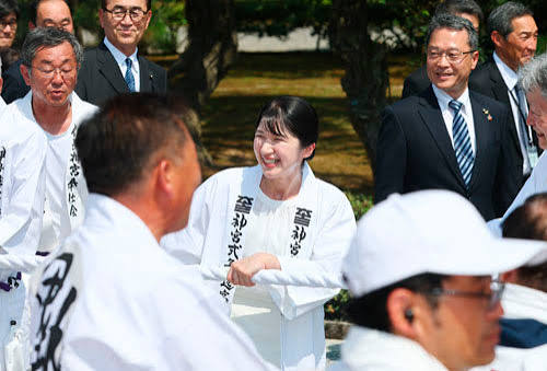 愛子さま、お木曳きに参加 法被姿、笑顔で綱引く 伊勢神宮 - 伊勢新聞
