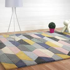 Tout comme un canapé cosy, un lit confortable, un mobilier esthétique ou des tableaux décoratifs, les tapis font eux aussi partie intégrante d'un intérieur douillet. Tapis Graphique Multicolore Et Pastel Aux Motifs Geometriques