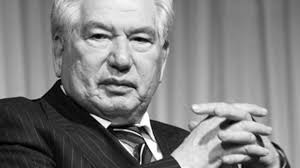 Dünyaca ünlü kırgız yazar cengiz aytmatov'un bu eserinde kamyon şoförü olan i̇lyas ile köylü kızı aysel'in aşkları, çeşitli sebeplerden ayrılmaları ve tekrar yollarının. Selvi Boylum Al Yazmalim In Yazari Cengiz Aytmatov Aniliyor Ntv