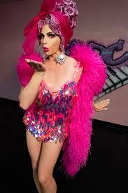 Dancing queens se estrena este jueves 3 de junio en la plataforma de streaming narra la historia de dylan pettersson (molly nutley) quien tiene 23 años, sueña con ser bailarina. Dancing Queen Drag Race S Alyssa Edwards Is Coming To Netflix Reality Blurred