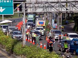 Sejumlah pedagang merasakan dampak pemberlakuan pembatasan kegiatan masyarakat (ppkm) dengan sepinya pembeli, terlebih. Bupati Bogor Klaim Bikin 250 Kendaraan Putar Balik Di Jalur Puncak Selama Ppkm Indozone Id