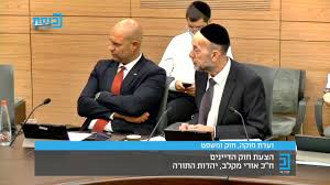 לפי התיקון שאושר, לממשלה יהיו 3 נציגים. Mwoaoeuolbp3vm