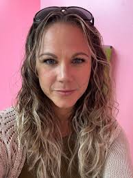 👋 Hey friends, I realized it's been a while since I've introduced myself  around here! I'm Lindsay, a wife, mom of 5, RN CDE, and wellness coach  who's passionate about helping women