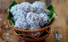 Campur tepung ketan, tepung beras putih, garam, dan buah naga. 8 Resep Cara Membuat Klepon Camilan Manis Yang Ledakkan Mulut
