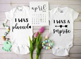 Weather you were planning or your twin pregnancy announcement was a surprise, this photograph is for you! Pin Op Baby Announcements Ideas