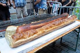 The current world's longest meat hot dog record holder measured 203.8 metres (669 ft) and was manufactured by novex of paraguay in 2011. Feltman S Hopes To Win Guinness World Record For 66 Pound Hot Dog
