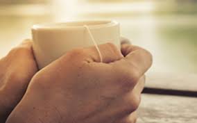 Având o ceașcă de ceai de musetel în. Ceaiuri Pentru Arsuri La Stomac