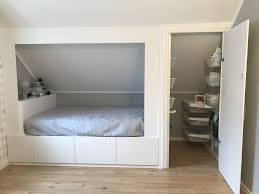 Im mittelpunkt dieses beitrags steht das kinderzimmer und speziell das beliebte ikea kura bett, ein ebenso praktisches wie vielseitiges möbelstück. Snedvagg Barnrum Sang Krypin Schlafzimmer Wohnung Wohnideen Einrichten Hausdekoration Hausdekor Dekoration Wohnzi Attic Bed Slanted Walls Loft Room