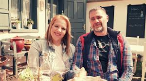 Her parents are erika and istván tóth. Index Kultur Toth Vera Ha Kell Medvehagymat Szed Az Erdoben