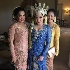 Pakaian adat sunda jas beludru dan kebaya untuk bangsawan. 15 Referensi Kebaya Adat Sunda Mewah Bak Wanita Aristokrat