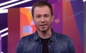 Tiago was born in são paulo, brazil.he is the son of gilberto leifert, director of market relations for rede globo network. Big Phone Wall And Angel Tiago Leifert Explains The Dynamics Of The Week At Bbb21 Entertainment Prime Time Zone