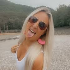 Sara Vanwinkle's Instagram, Twitter & Facebook