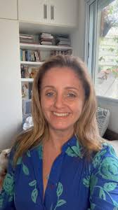 Quando bate aquela vontade de comer um docinho, tem essa versão chocolatuda  da minha quiche sem massa: 4 ovos caipiras ½ xícara de creme de leite  fresco 4 colheres de sopa de