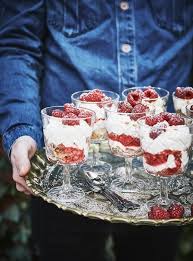Kasekuchen Und Himbeeren In Glasern Geschichtet Auf Einem Silbernen Tablett U A Mit Flimra Sektg Kasekuchen Im Glas Schwedische Rezepte Einfacher Nachtisch
