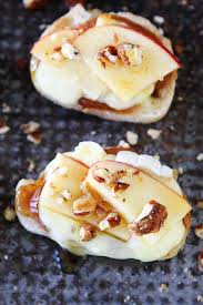 Brie Apple And Honey Crostini Recipe On Twopeasandtheirpod Com This Easy Appetizer Is Perfect For Holiday Parties Your Guests Snacks Recipes Appetizers Easy