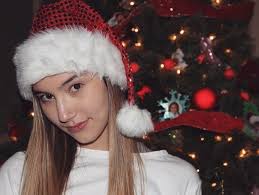 Lillian Paris (@elllllpeeee)