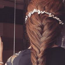 ضفيرة شعر طويلة تضيفين اليها اكسسوارا ناعما Girl Hairstyles Hair Women