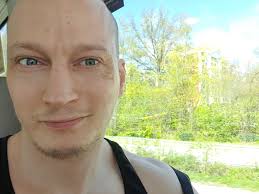 Henry är en riktigt go' kille” (Henrys mormor) "JÄVLA IDIOT" (Henrys  lillasyster) “Den tjej som får Henry kan skatta sig lycklig!”