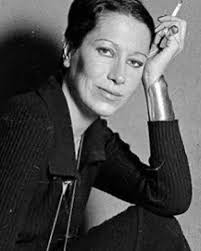 Uma homenagem à Elsa Peretti, modelo e designer que revolucionou o mundo da  joalheria. Com uma carreira brilhante, Peretti faz parte da história da  @tiffanyandco , onde começou a trabalhar como designer