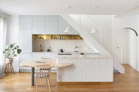 Découvrez 25 façons de les aménager. Une Cuisine Immaculee Sous L Escalier