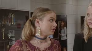«moon #cobrakai • la cuenta oficial de la serie ha publicado este. Mini Moon Necklace Worn By Moon Hannah Kepple In Cobra Kai S03e01 Spotern