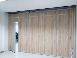 Dengan menggunakan partisi, ruangan yang besar bisa dialih fungsikan menjadi dua ruangan yang lebih kecil bila diperlukan. Pintu Partisi Atau Penyekat Ruangan Dengan Model Sliding Geser Lipat Memudahkan Pengoperasiannya Finishing Lebih Elegant Bisa Mengurangi Suara Redam