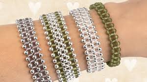 Sie sind aus draht und mit ein paar perlen schnell gemacht und leuchten so richtig bunt in der sonne….oder entscheidet ihr euch für ein herz, lässt sich der knick in der mitte ebenfalls am besten mit einer. Mehrreihiges Perlen Armband Fadelanleitung Youtube