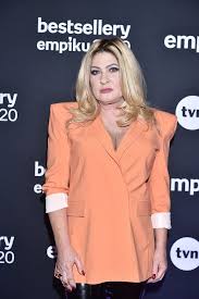 Artystka zorganizowała pierwszego w swojej karierze instagramowego live'a, aby zaapelować do swoich fanów. Bestsellery Empiku 2020 Margaret Odslonila Brzuch Ale Show Skradla Pomaranczowa Marynarka Beaty Kozidrak Klasa