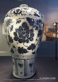 明青花缠枝牡丹纹梅瓶江苏南京将军山明沐晟墓出土南京市博物总馆藏ming dynasty 1368 1644 blue and white porcelain vase with penoy winding branches design unearthed form mu sheng s tomb jian