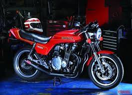 当web前記事 m マルケスのガードレールキックターンからのz900rsララバイ仕様 1980年代のマンガ あいつとララバイ に登場した赤 白のゼッツーカラーを2018新型z900rsカフェとして本誌が予想cgを作成したのは 2017年12月号でのこと それを実際に販売する動きも出 て