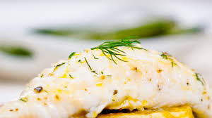 Tritate la cipolla e lasciatela appassire in un tegame con l'olio e l'aglio intero (lo eliminerete a fine cottura); Rana Pescatrice Con Zafferano E Limone Con Una Salsa Dal Gusto Deciso