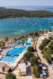 Malerische Inseln Auf Den Wellen Wiegende Boote Die Sonne Uber Dem Azurblauen Meer Das Von Smaragdgrunen Flecken Unter Istrien Urlaub Kroatien Urlaub Urlaub