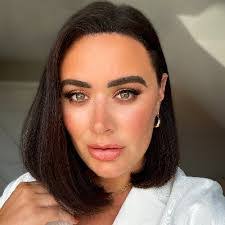 Danielle Mahon's Instagram, Twitter & Facebook