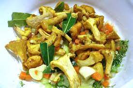 Le crespelle ai funghi finferli, una ricetta semplice ma gustosa, variante delle altre ricette di crespelle ai funghi che troverete tra le nostre ricette. Funghi Tutto Cio Che Vi Serve Sapere Per Cucinare I Finferli Dissapore